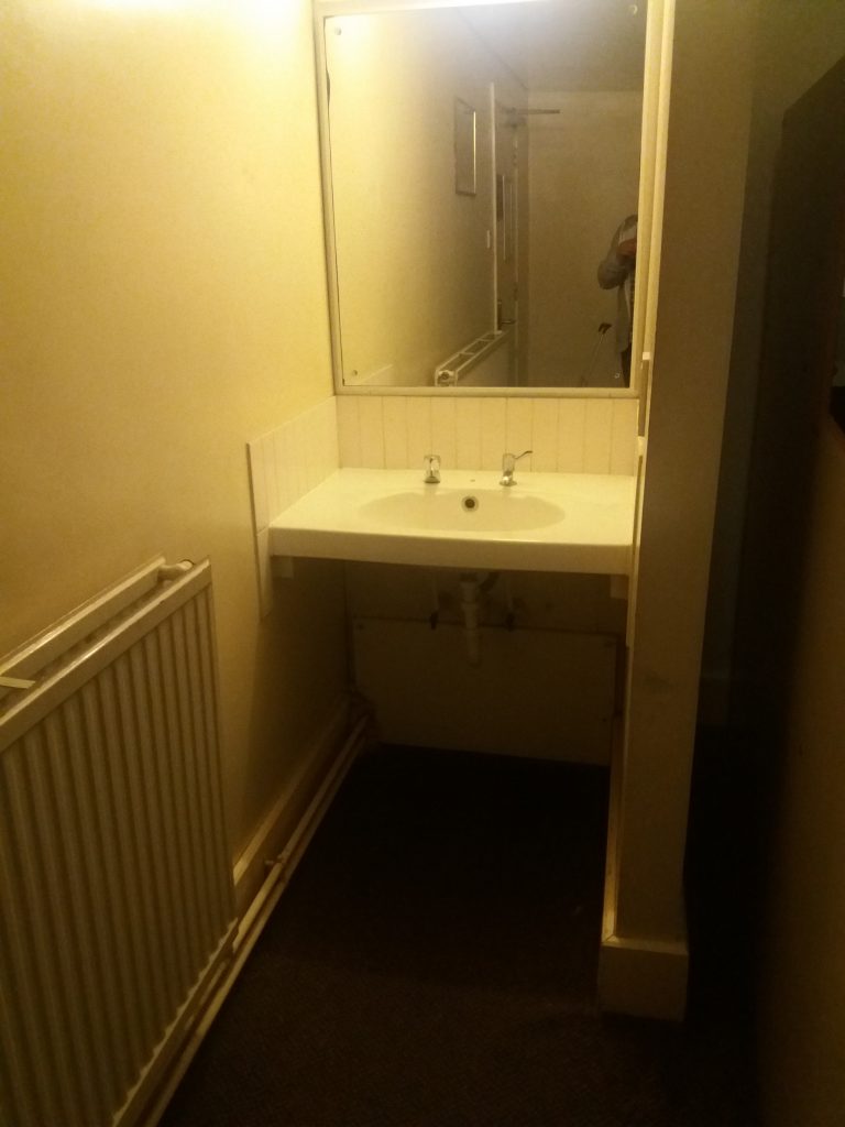 YHA London St Pauls Room with Sink