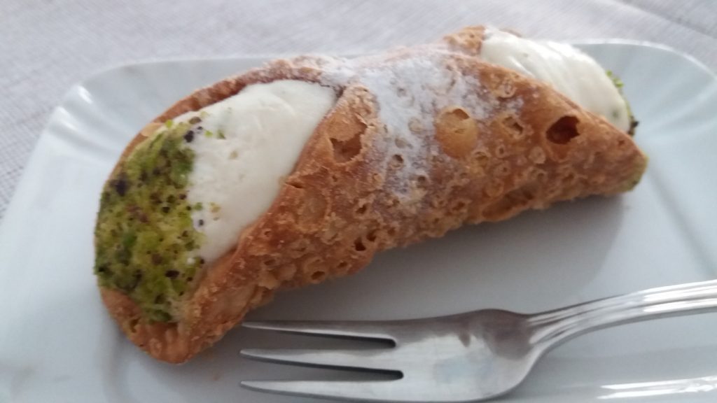 Cannoli with pistachio nuts