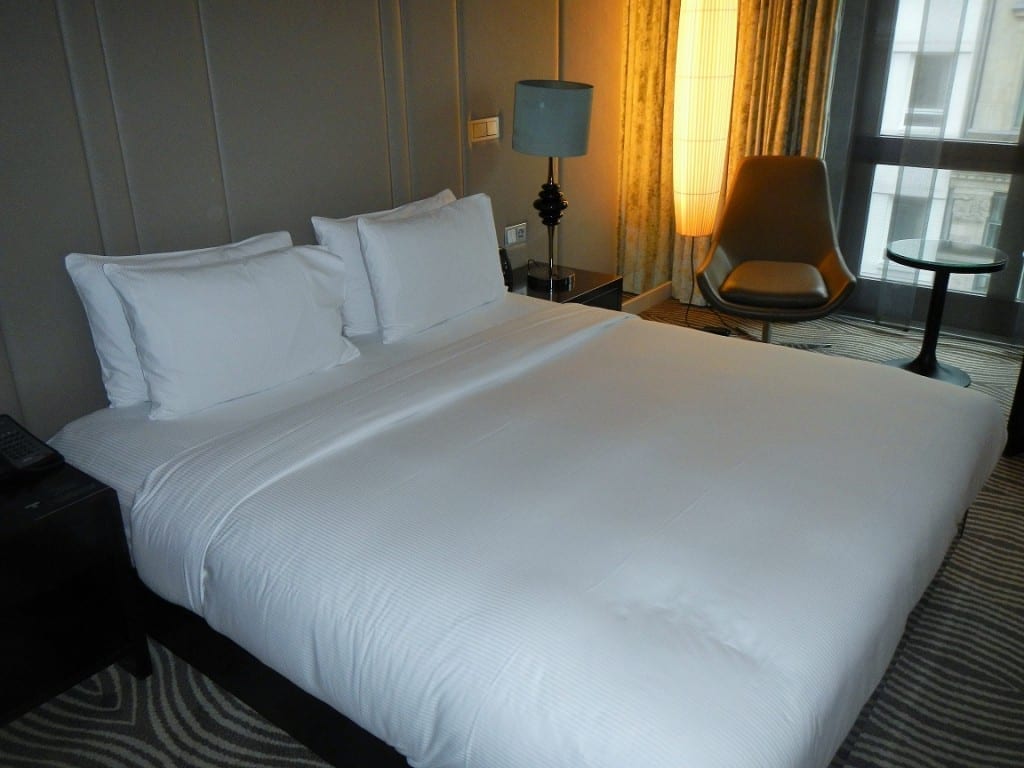 Односпальная кровать в номере Hilton