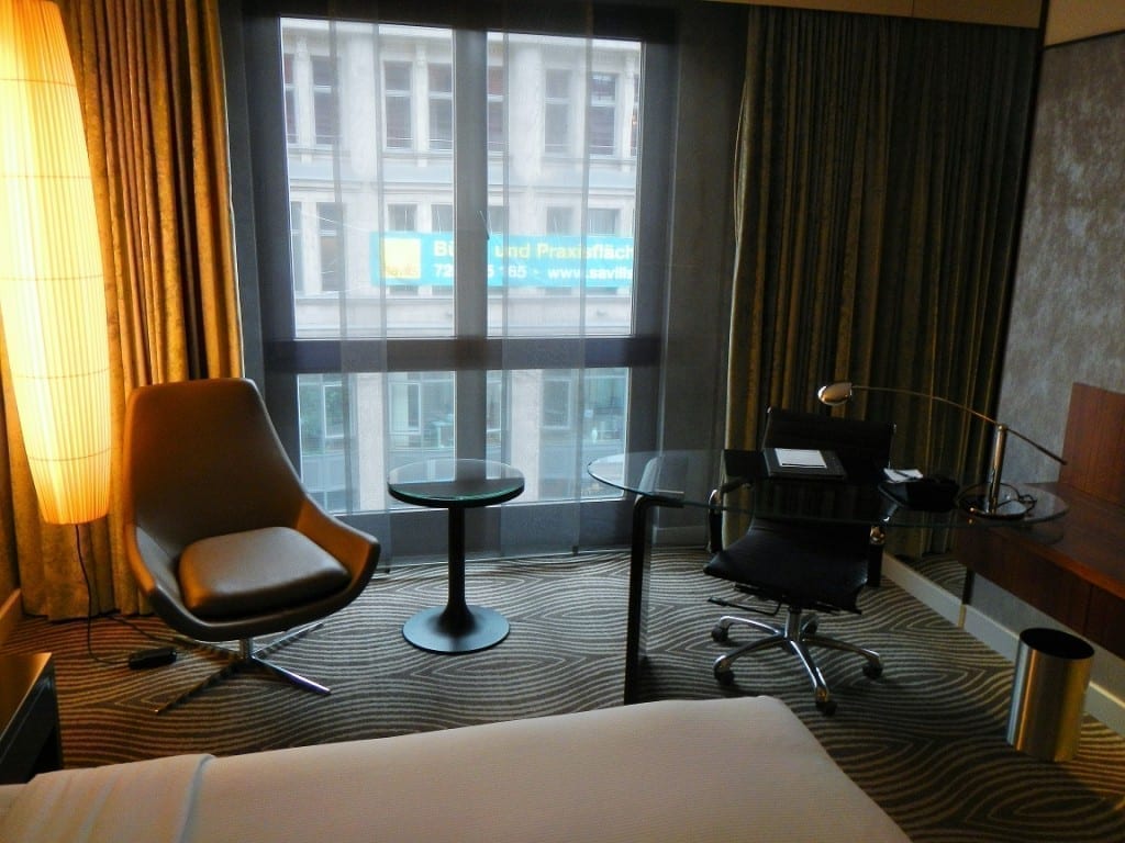 Кресло и рабочий стол в одноместном номере Hilton